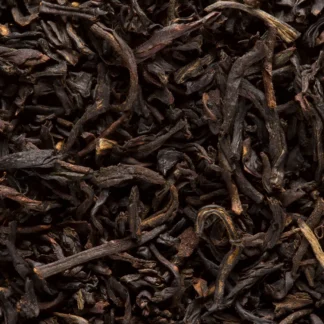 Feuilles de thé noir Lapsang Souchong fumé en gros plan